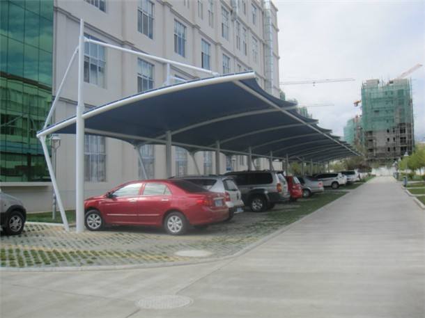  膜結構車棚施工優勢|膜結構車棚在整體構造